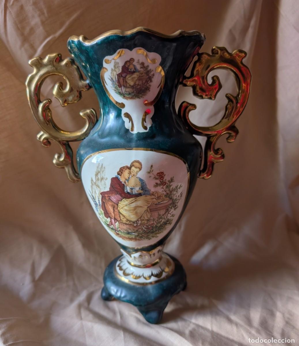 Antig&uuml;edades: Jarr&oacute;n de cer&aacute;mica estilo rococ&oacute; con escenas galantes y asas doradas &ndash; Vintage