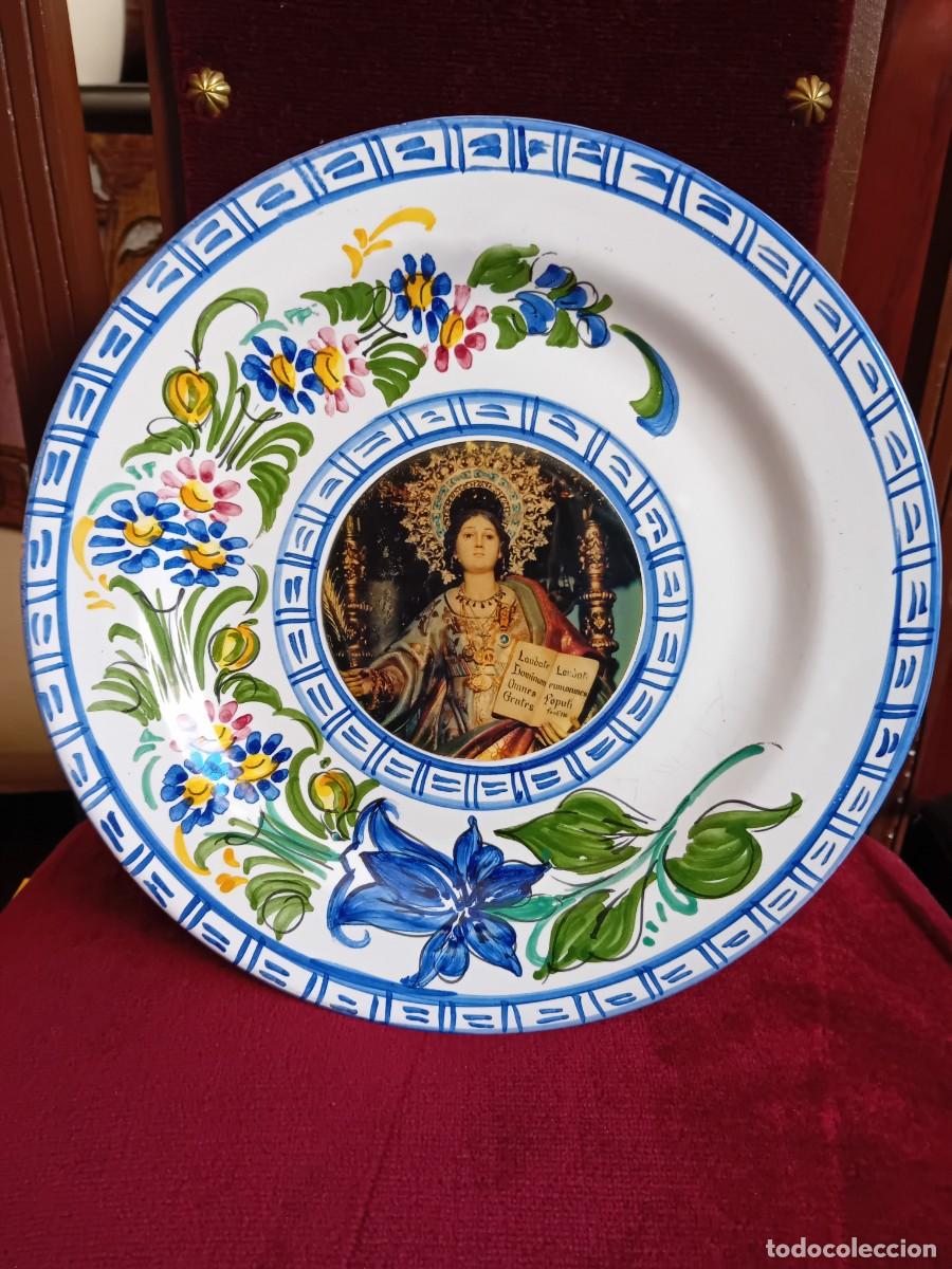 Antig&uuml;edades: Plato de cer&aacute;mica con flores y virgen con marca por detr&aacute;s, El Poreo