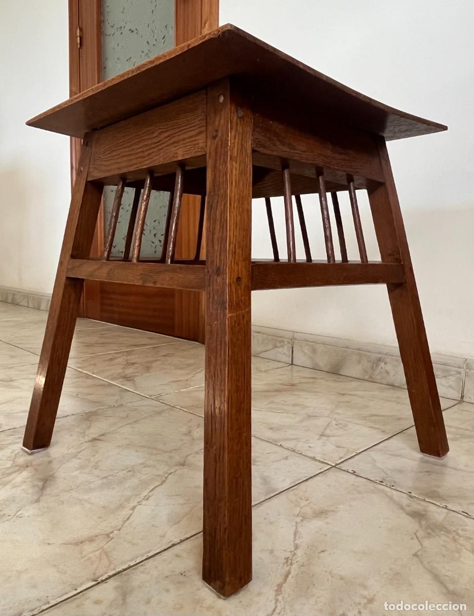 Antig&uuml;edades: Mesilla auxiliar de roble, Pa&iacute;ses Bajos, circa 1920-1930 &mdash; tablero curvo