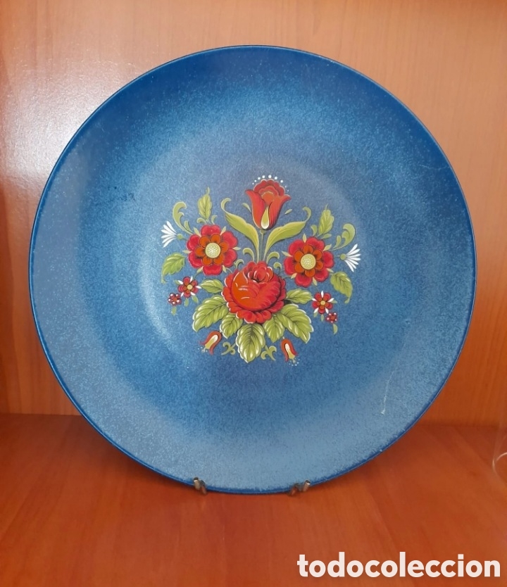 Antig&uuml;edades: Plato decorativo vintage azul con motivo floral &ndash; flores rojas