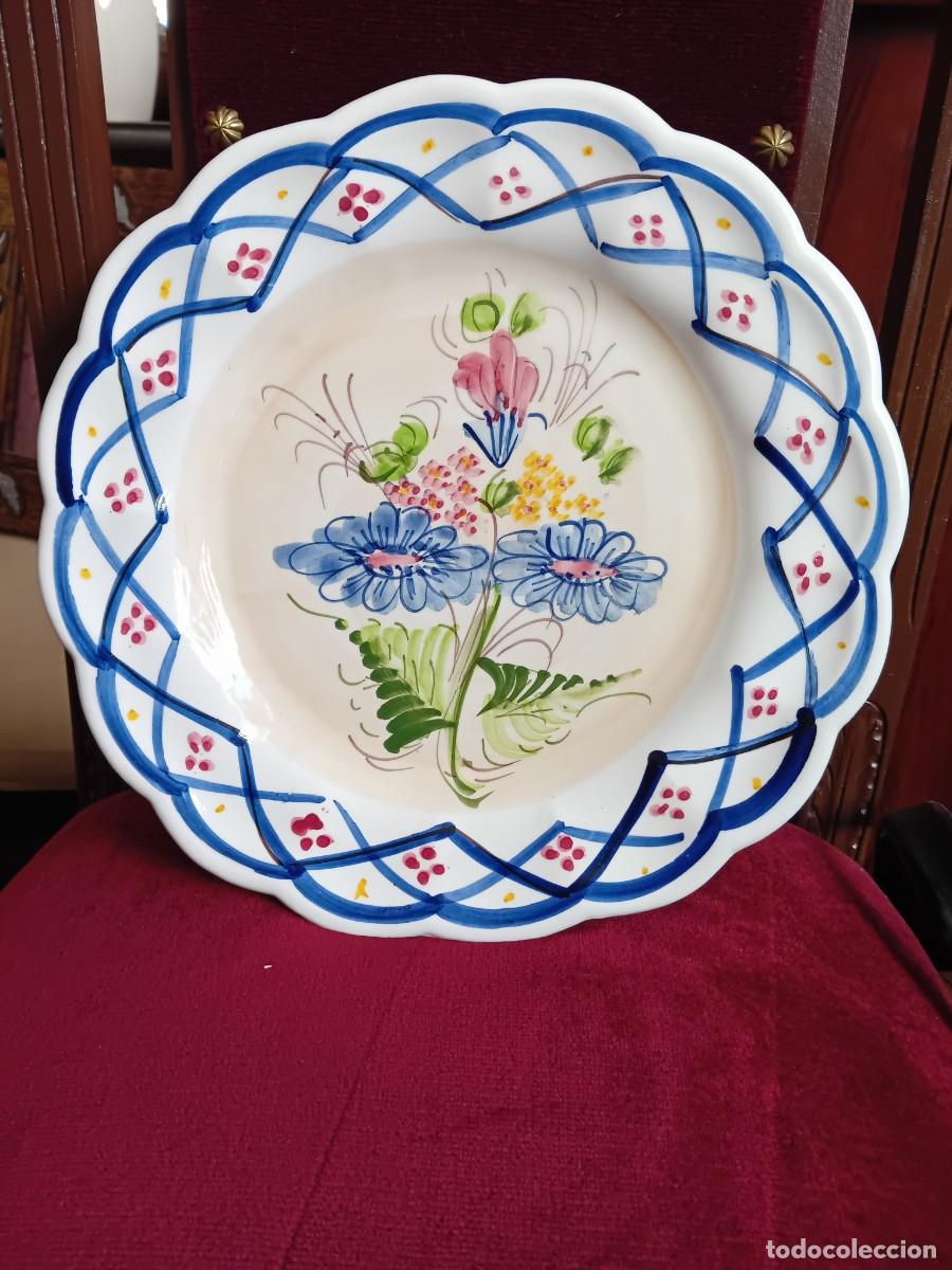 Antig&uuml;edades: Plato de cer&aacute;mica con decoraci&oacute;n de flores d&eacute;cada de los 60