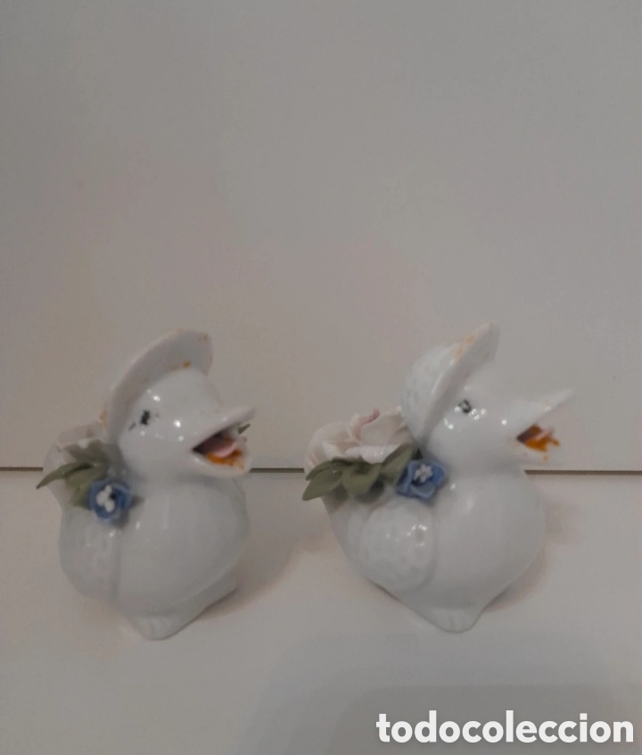 Antig&uuml;edades: Pareja de patitos de porcelana con flores en relieve &ndash; figuras decorativas vintage