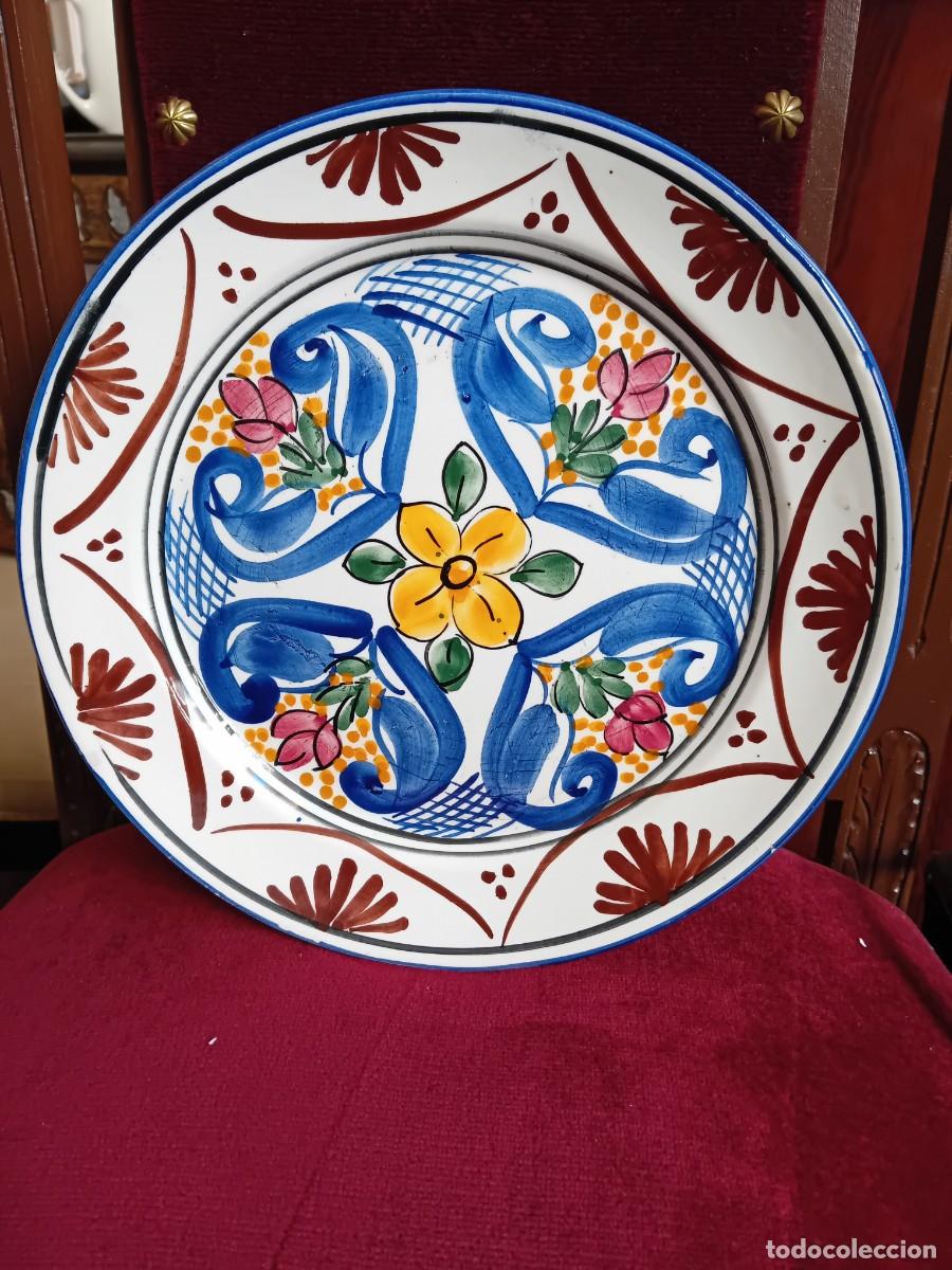 Antig&uuml;edades: Plato de Manises con decoraci&oacute;n de flores d&eacute;cada de los 60