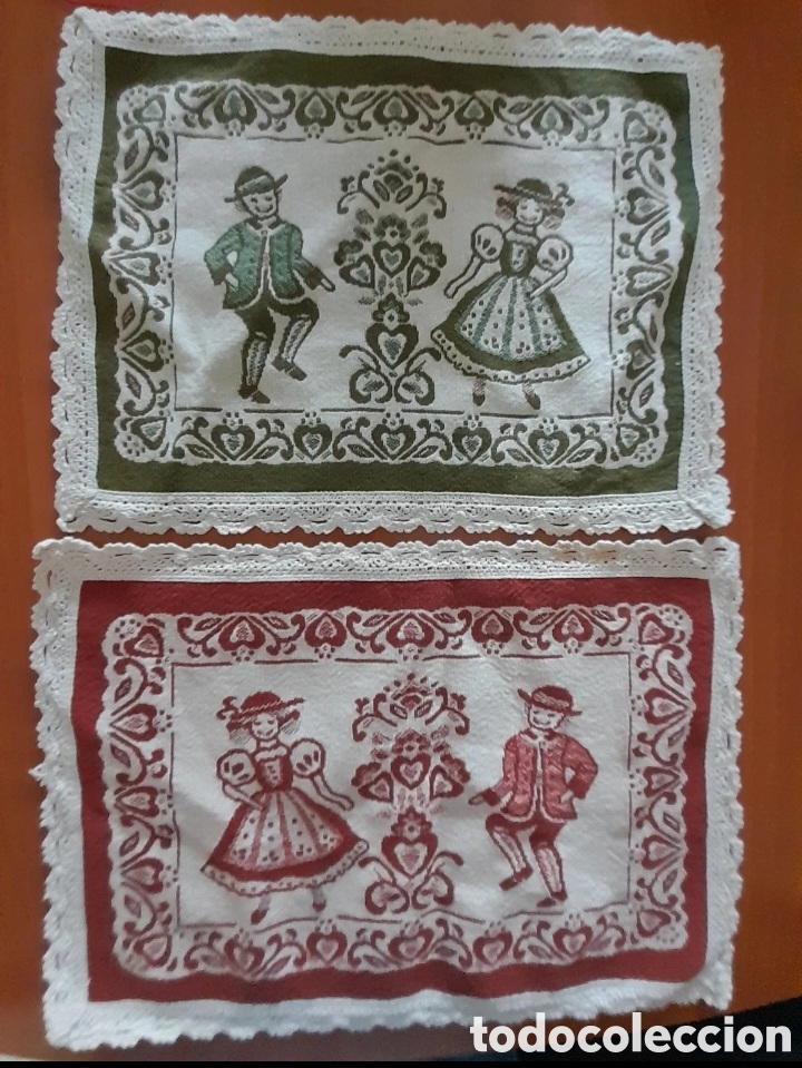 Antig&uuml;edades: Pareja de tapetes vintage con encaje &ndash; motivos regionales y florales &ndash; rojo y verde