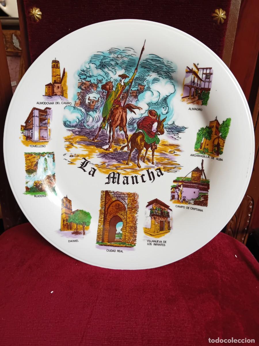 Antig&uuml;edades: Plato de porcelana la Mancha con el cena de Don Quijote y lugares emblem&aacute;ticos