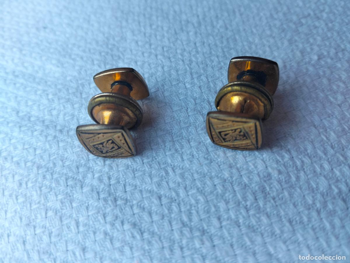 Antiguidades: Pareja de gemelos botones de pu&ntilde;o antiguos de metal color dorado y negro estilo modernista steampunk