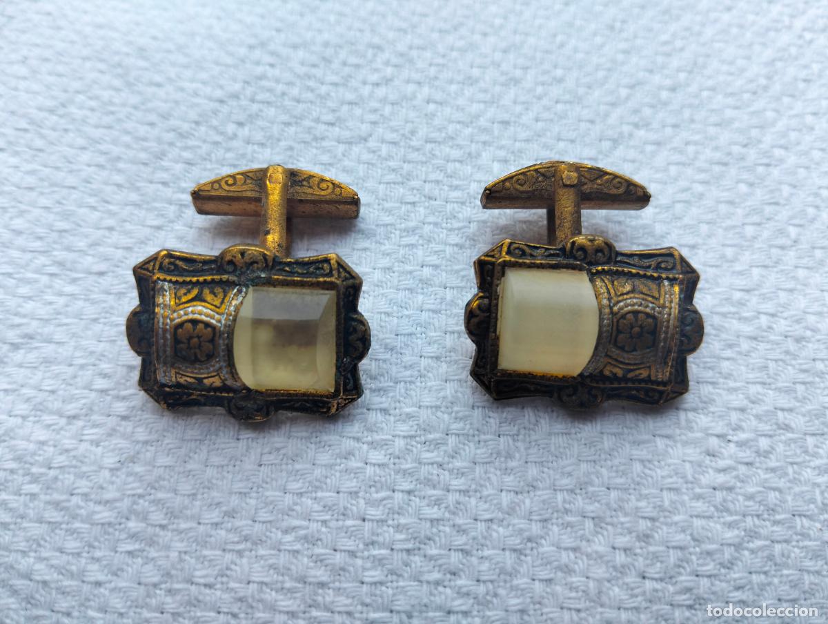 Antiguidades: Pareja de gemelos botones de pu&ntilde;o antiguos de metal color dorado y negro estilo modernista steampunk