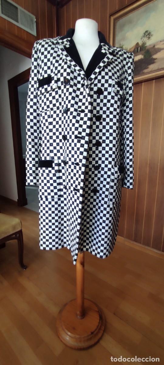 Antig&uuml;edades: ABRIGO MIGUEL RUEDA MADRID CUADROS BLANCO Y NEGRO TALLA 50 &ndash; DISE&Ntilde;O EXCLUSIVO