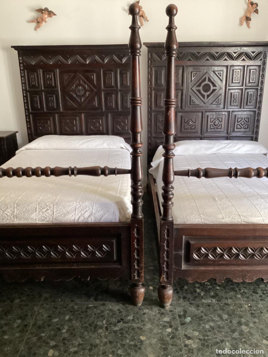 Antiques: Inportante dormitorio de roble vasco ( dos camas, armario y mesilla de noche). Inicios siglo XX.