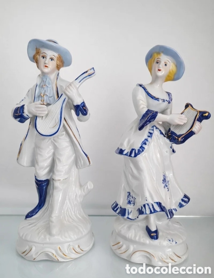 Antig&uuml;edades: Pareja de figuras de porcelana vintage &ndash; m&uacute;sicos en blanco y azul, como nuevas