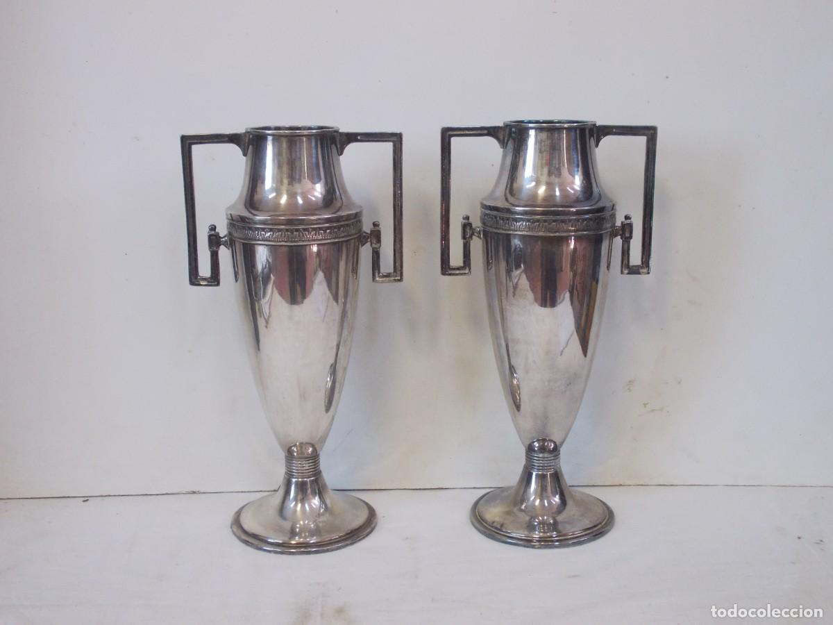 Antig&uuml;edades: PAREJA DE BONITAS ANFORAS JARRONES DE ALTAR BRONCE PLATEADO
