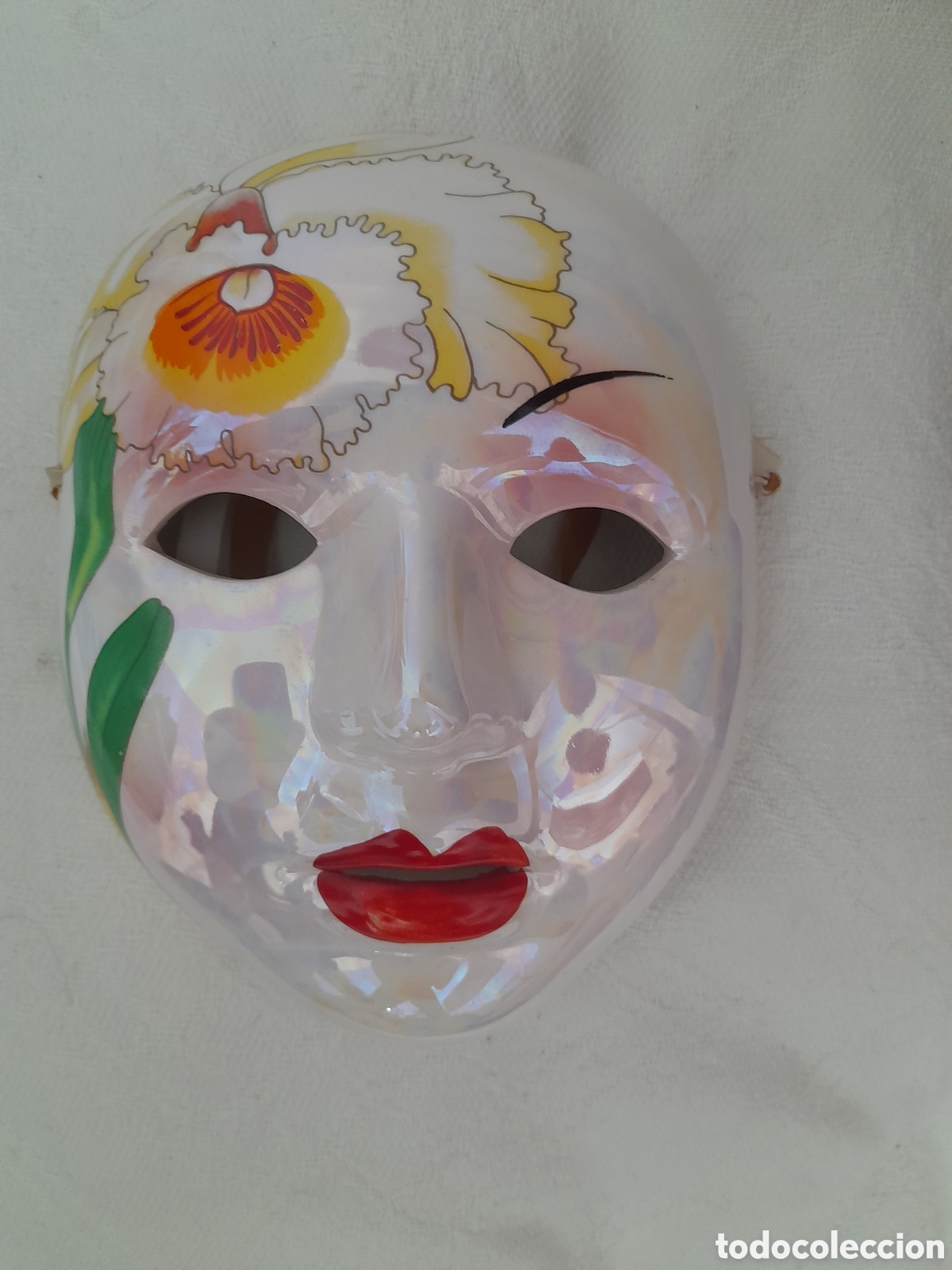 Antig&uuml;edades: M&aacute;scara careta vintage de pl&aacute;stico nacarado con decoraci&oacute;n floral &ndash; Flor y hojas &ndash; Carnaval