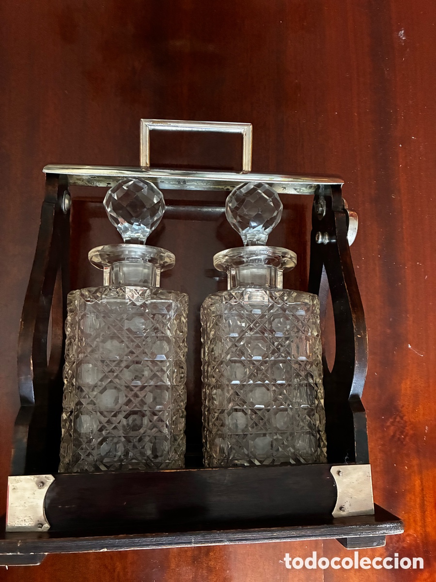 Antig&uuml;edades: Antiguo Tantalus ingl&eacute;s de 2 botellas &ndash; Cristal tallado &ndash; Soporte de madera y metal &ndash; Siglo XIX/XX