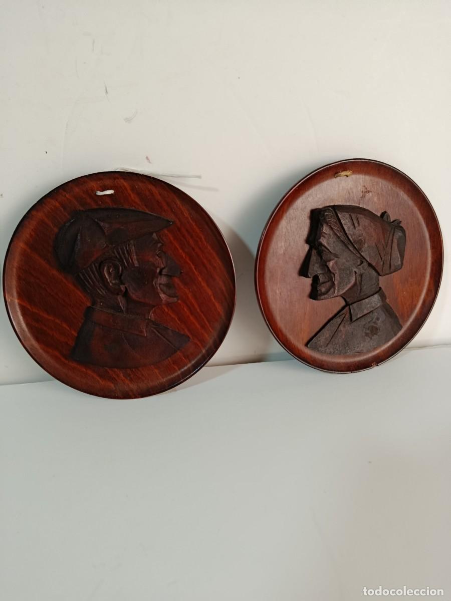 Antig&uuml;edades: DOS PLATOS VASCOS BIDASOA DE MADERA