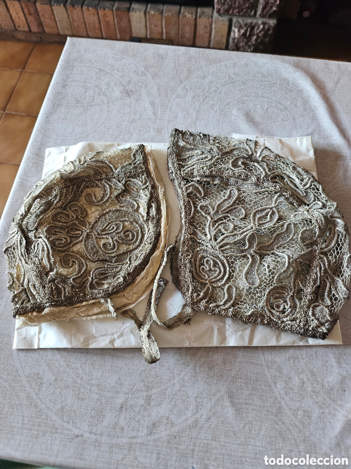 Antig&uuml;edades: Pareja de antiguas capotas de bautizo (cristianar) - Siglo XIX - Encaje manual de hilo entorchado de