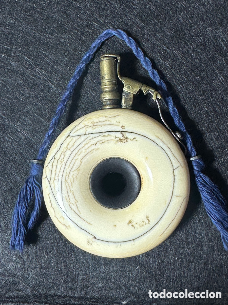 Antig&uuml;edades: Ivory Powder Flask, 17th polvorera colecci&oacute;n