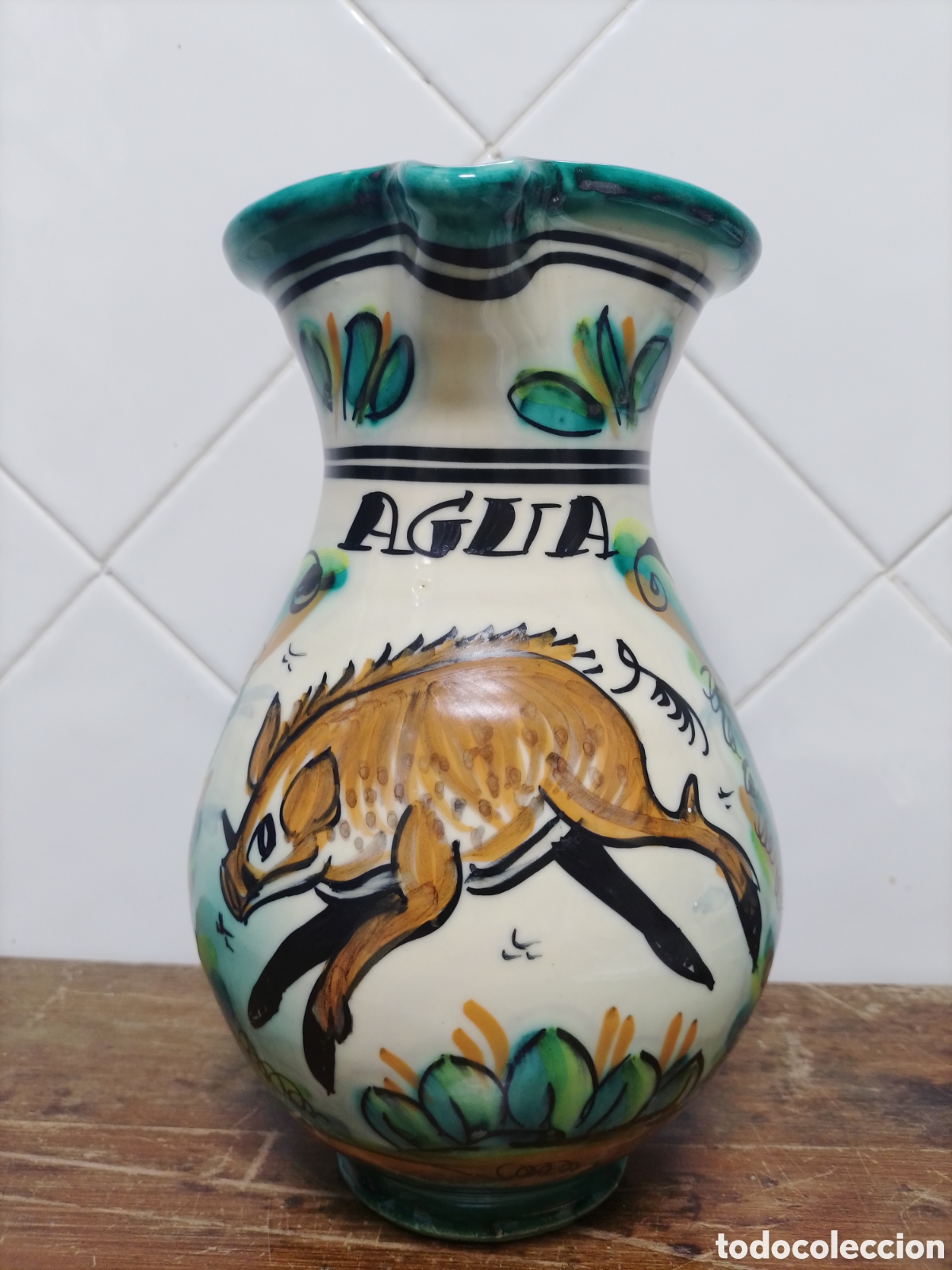 Antig&uuml;edades: Jarra de agua cer&aacute;mica firmada.