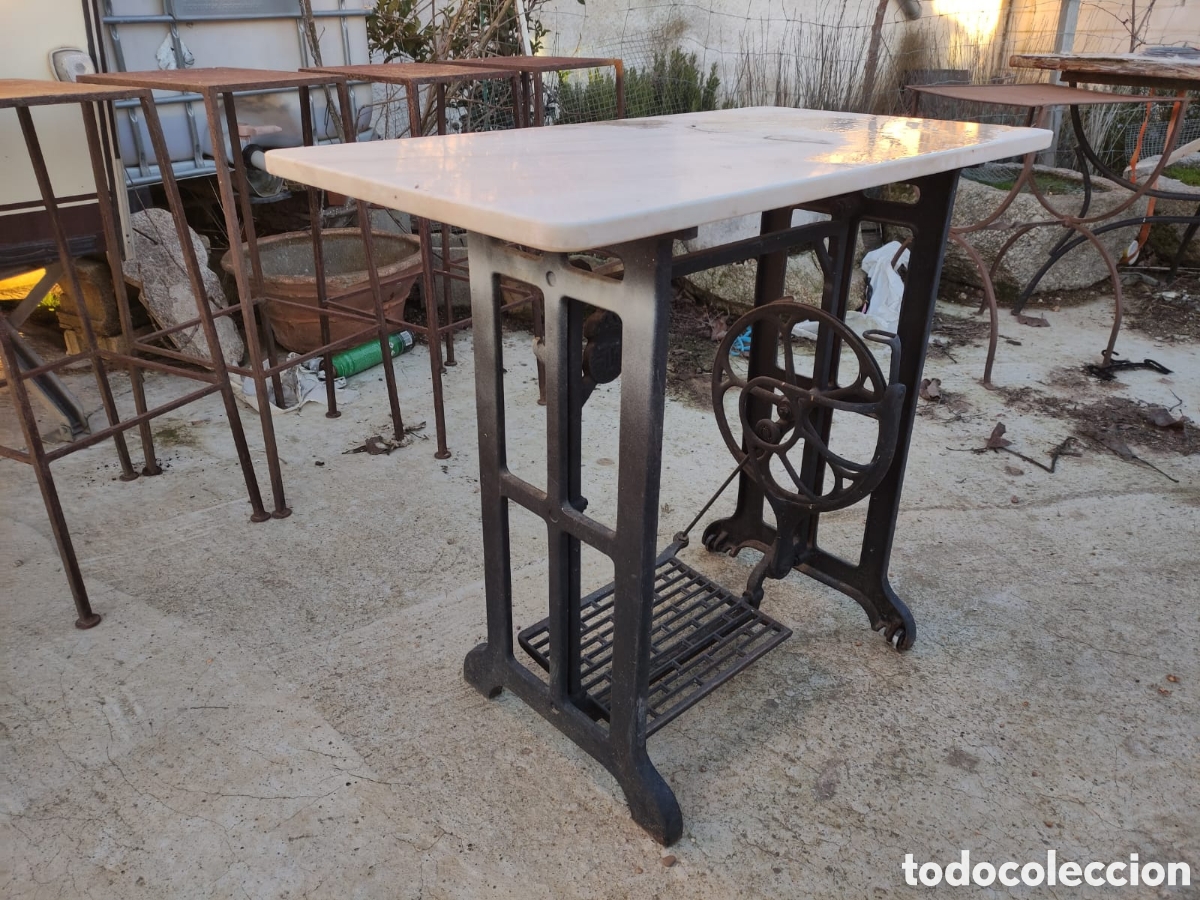 Antig&uuml;edades: Mesa con pie de m&aacute;quina de coser - Foto 2