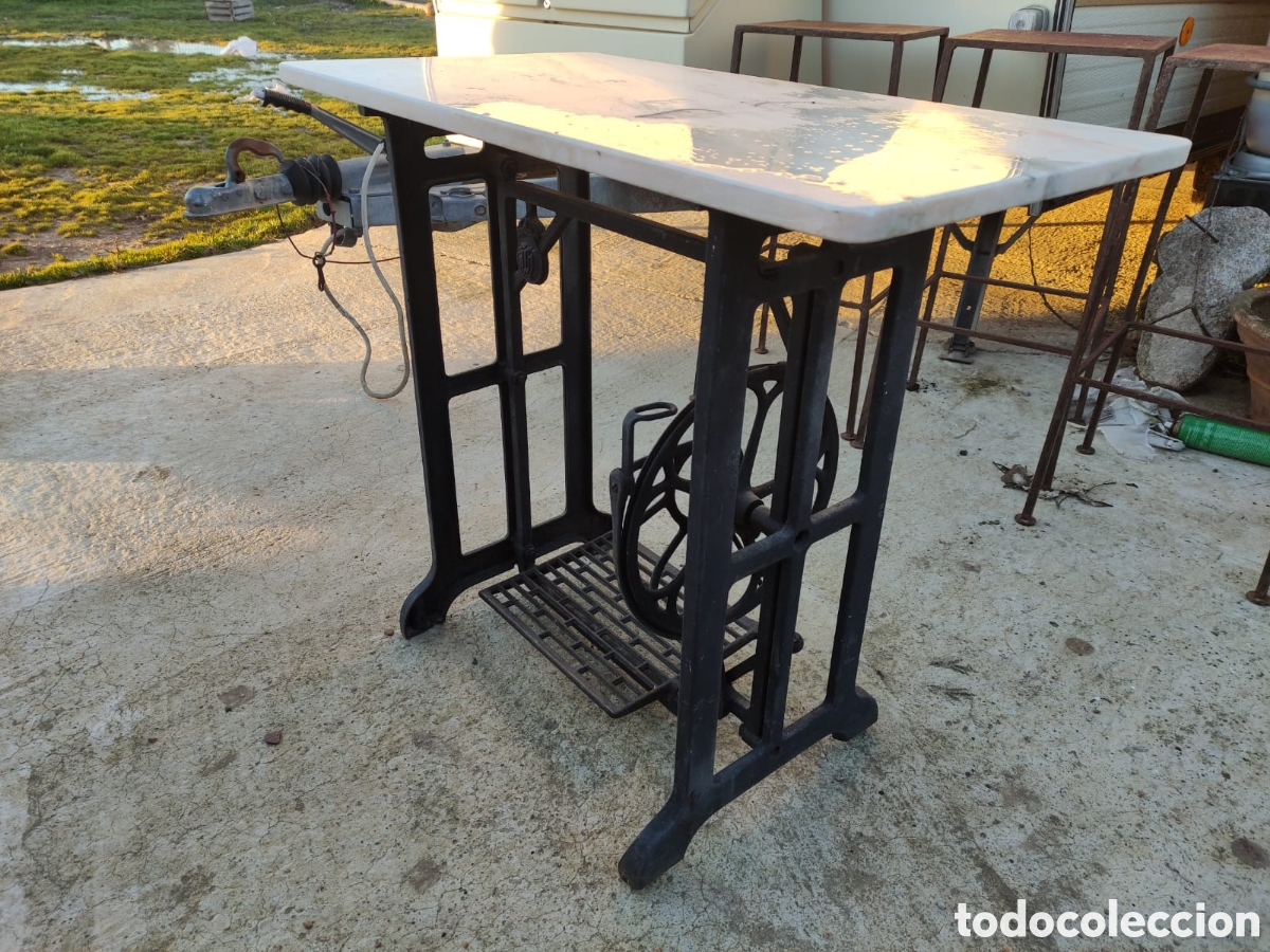 Antig&uuml;edades: Mesa con pie de m&aacute;quina de coser - Foto 3