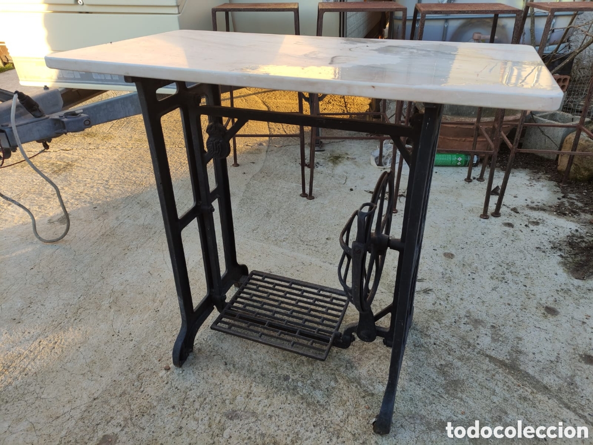 Antig&uuml;edades: Mesa con pie de m&aacute;quina de coser