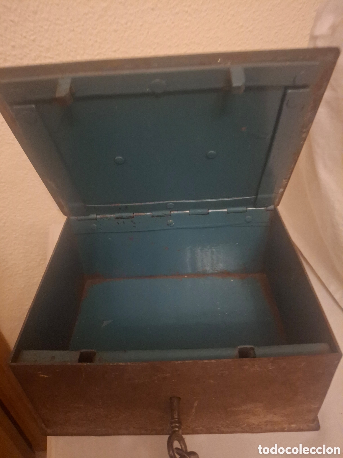 Antig&uuml;edades: Antigua caja de caudales de hierro con llave - Interior azul original - 21x16,5 cm