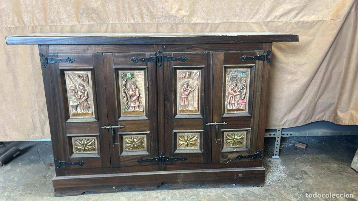 Antig&uuml;edades: MUEBLE CASTELLANO LABRADO CON ANTIGUOS OFICIOS DE 83 CMS. ALTO X 31 DE FONDO X 140 CMS. DE LONGITUD