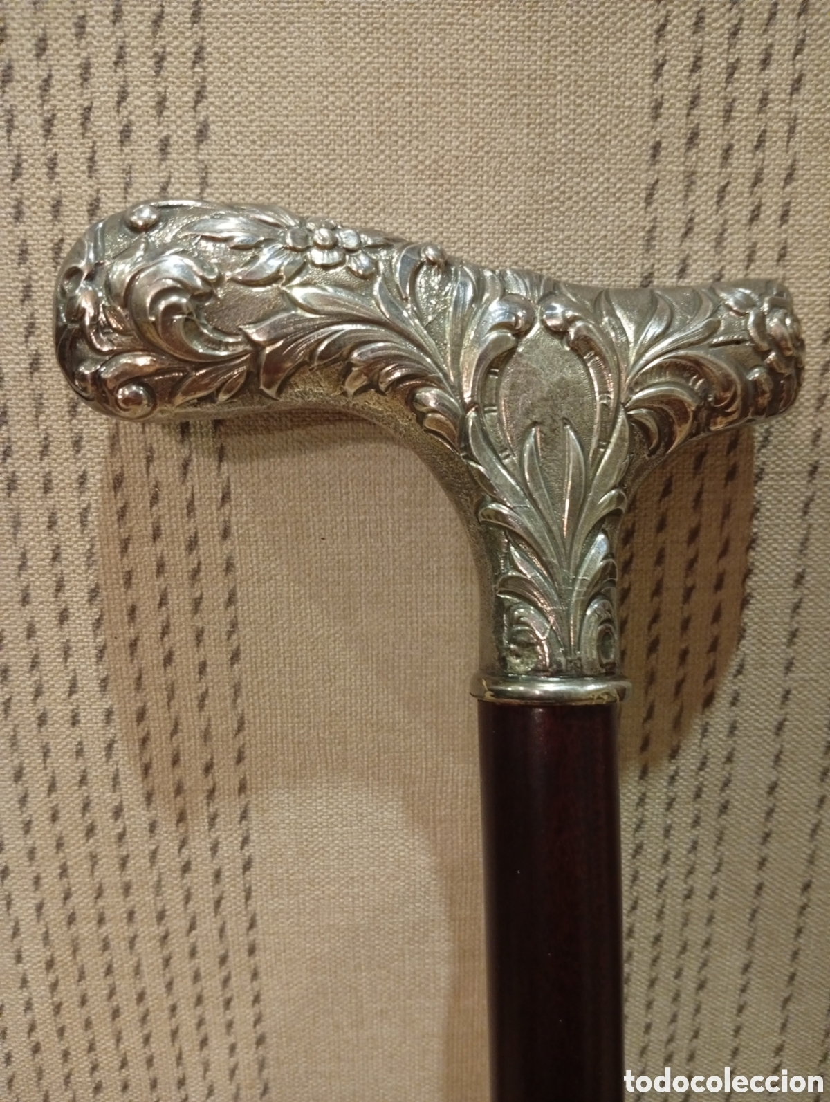 Antig&uuml;edades: Bast&oacute;n de plata contastada y madera noble.