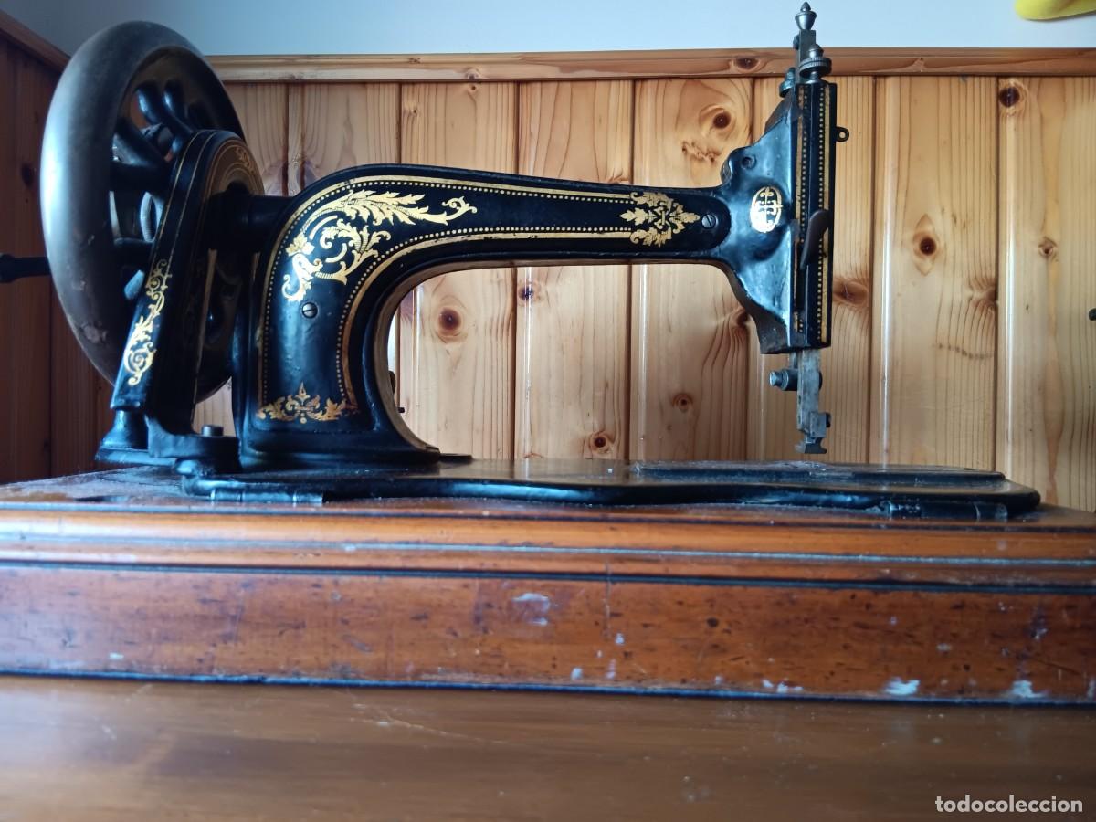 Antig&uuml;edades: ANTIGUA M&Aacute;QUINA DE COSER MARCA SINGER DE FINALES DEL SIGLO XIX DECORADA CON MOTIVOS DORADOS