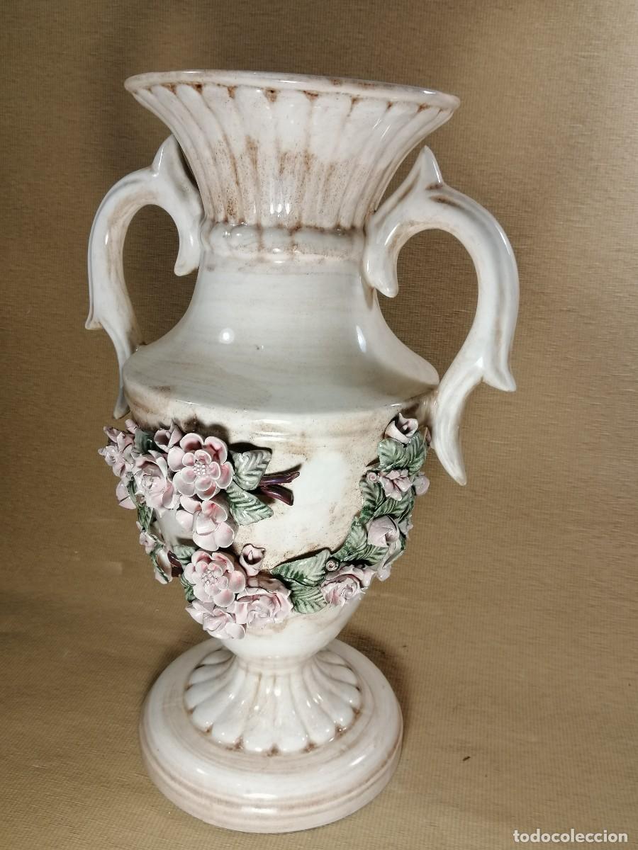 Oggetti Antichi: jarron porcelana manises con apliques de flores