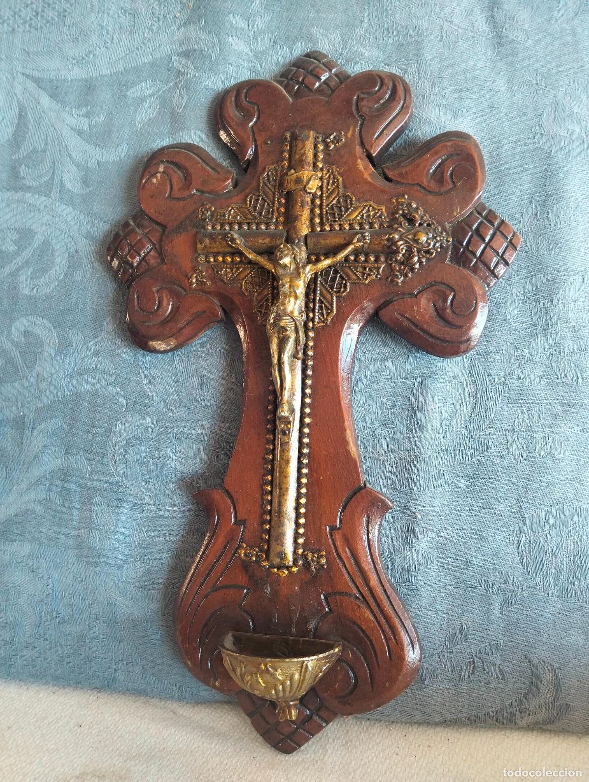 Antig&uuml;edades: Antiguo crucifijo benditera de madera tallada de estilo Modernista de lat&oacute;n de los a&ntilde;os 20-30