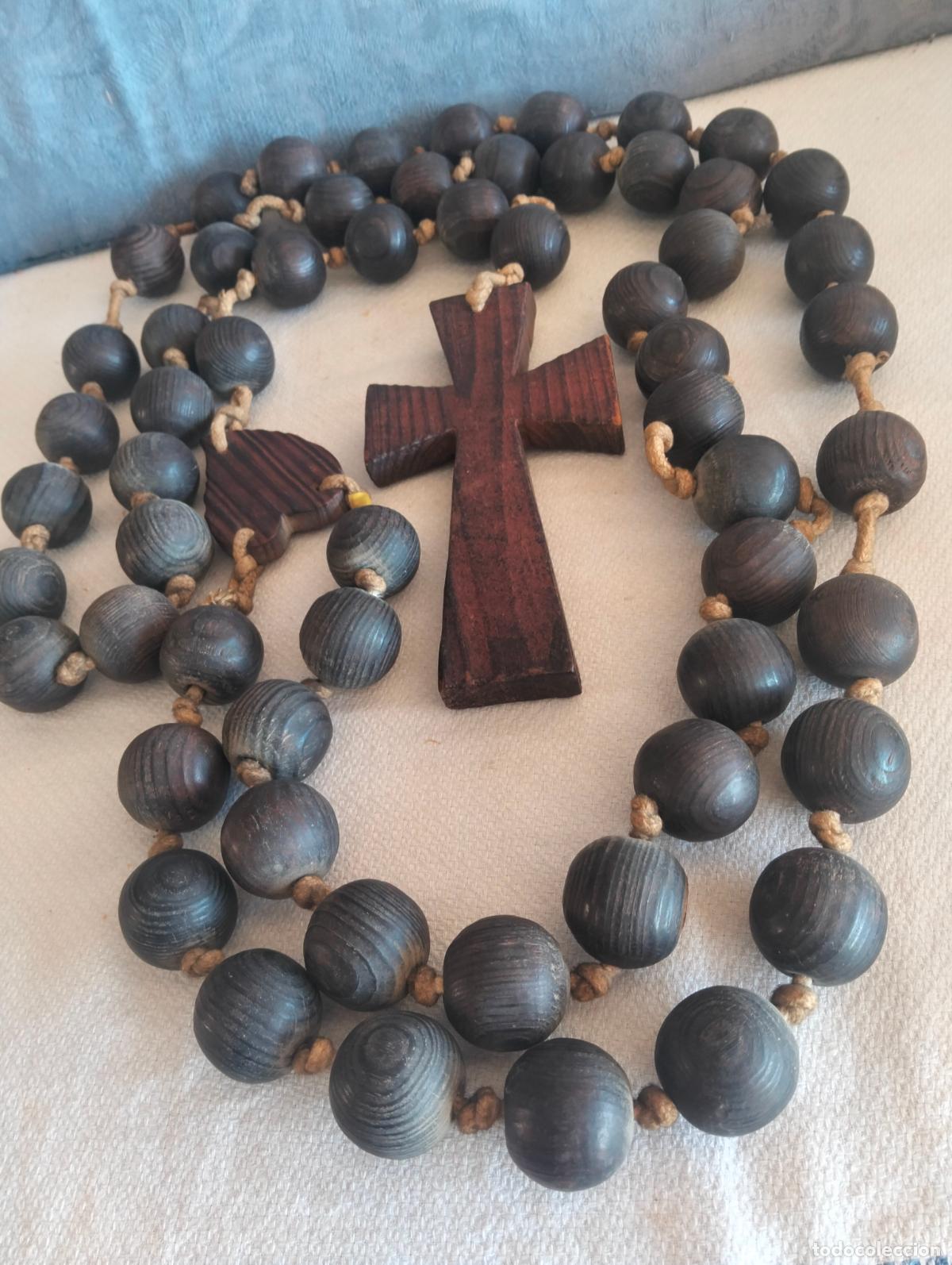 Antiguidades: Antiguo rosario de madera tallada con gran crucifijo en el final de los a&ntilde;os 60