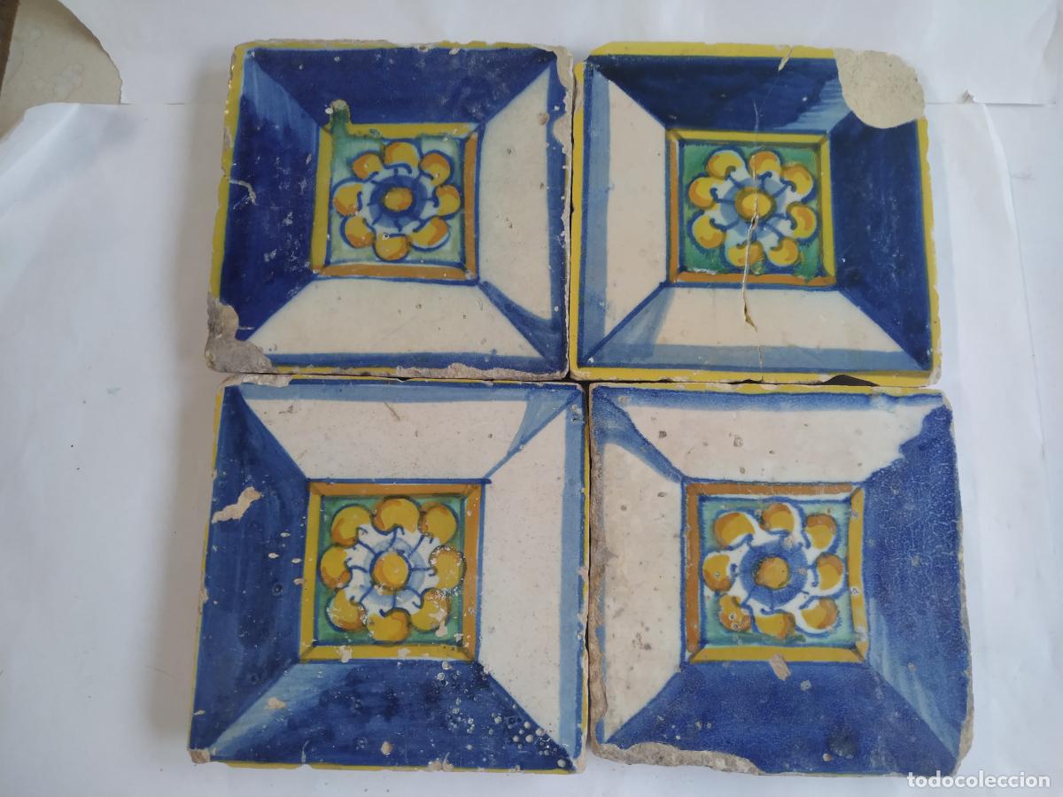 Antig&uuml;edades: Conjunto de cuatro azulejos de, Talavera (Toledo) con decoraci&oacute;n de rosetas Talavera S. XVI