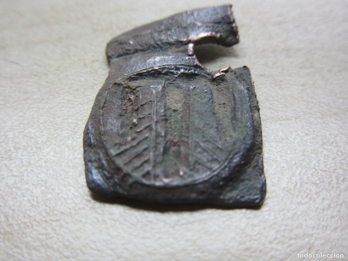 Antiquit&auml;ten: Parte de placa medieval con castillo . Conserva restos de esmalte Medidas 1,9 x 1,6 cm