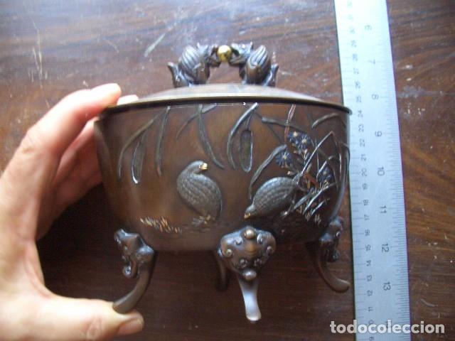 Antig&uuml;edades: Caja bronce japon&eacute;s Meiji con detalles en oro e interior de plata siglo XIX. Pieza muy rara y valios