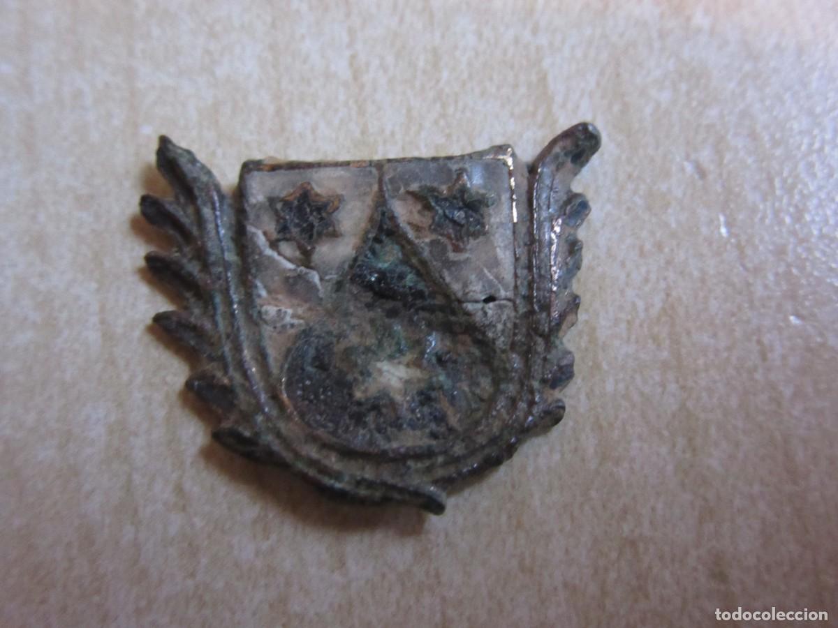 Antiquit&auml;ten: Antigua placa ornamental esmaltada con escudo Medidas2,3 x 1,8 cm Conserva parte dorado original
