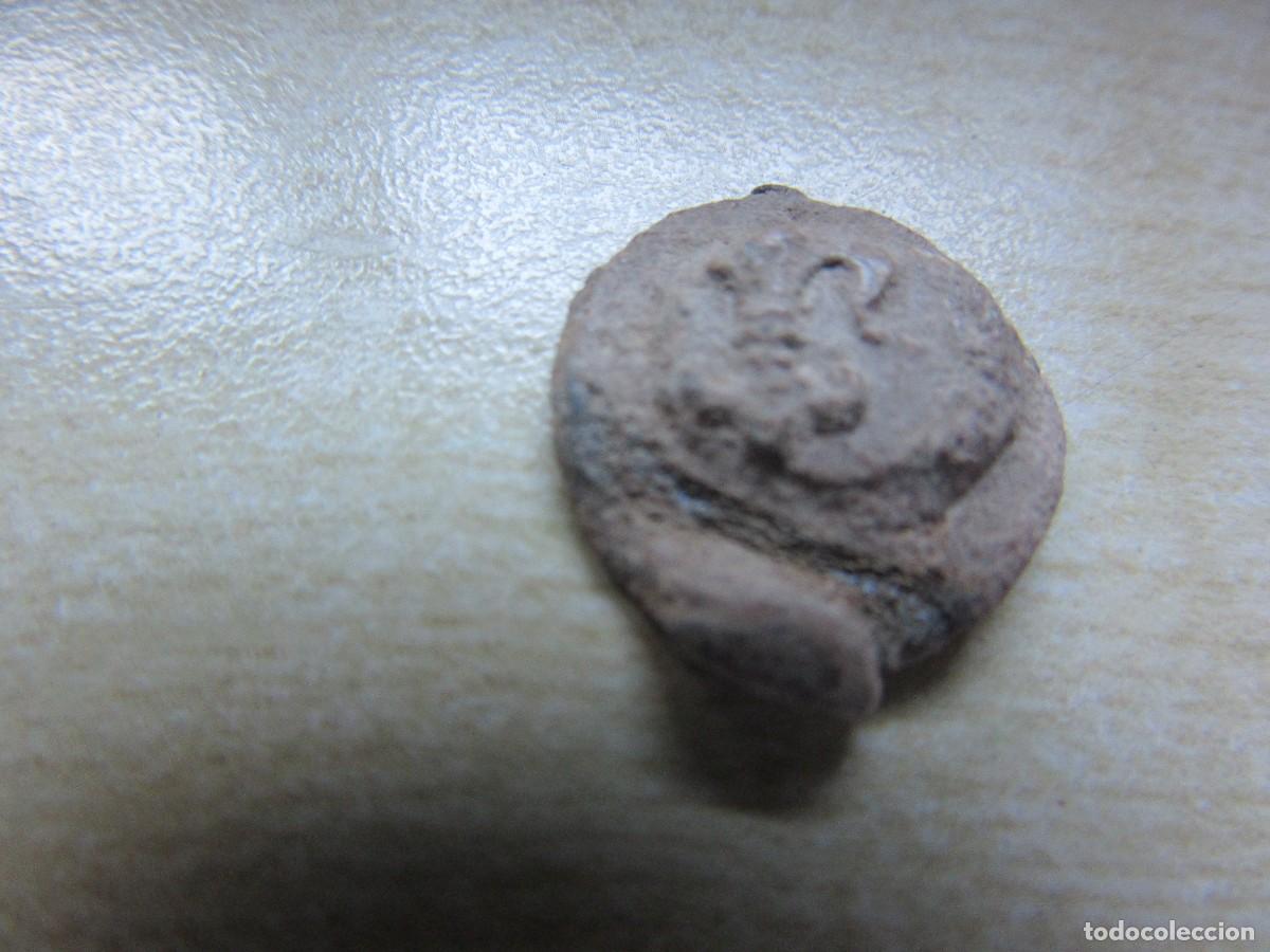 Antiquit&auml;ten: Antiguo precinto o sello de plomo Con Flor de Lis Medidas 1,3 cm