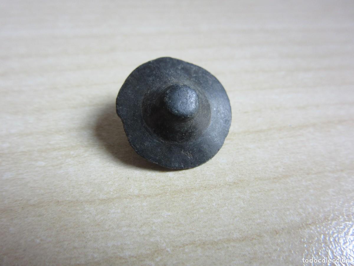 Antiquit&auml;ten: Bot&oacute;n de bronce Posible &eacute;poca preromana Di&aacute;metro 1,5 &euro;