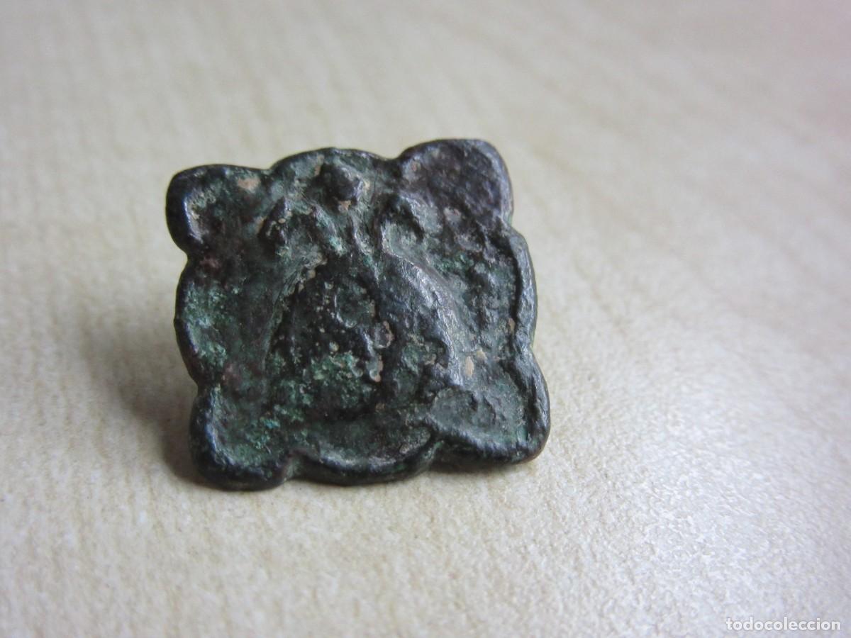 Antiquit&auml;ten: Curioso y raro clavo ornamental con adorno de casco Bronce Medieval Medidas 1,7 cm