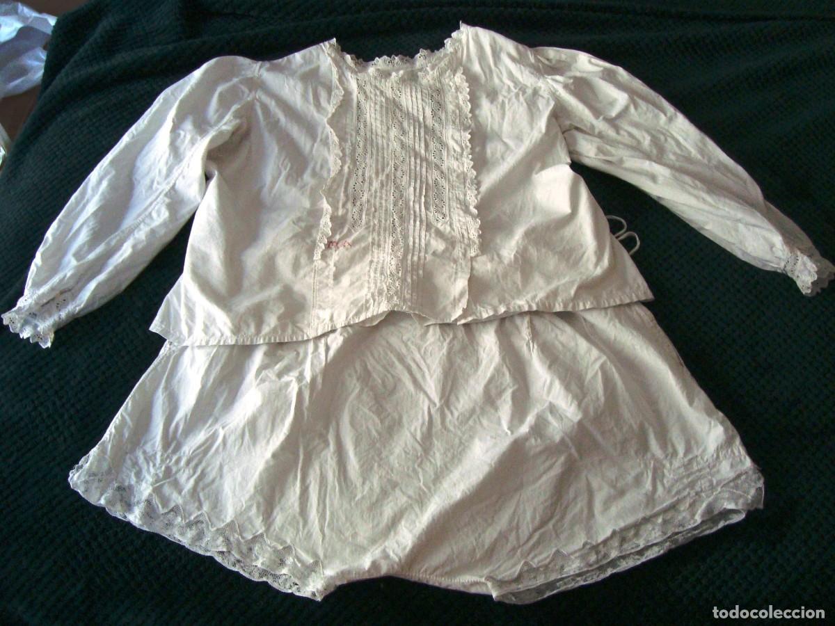 Antig&uuml;edades: ROPA ANTIGUA - CAMISA Y CALZONES CON BORDADOS Y PUNTILLAS.