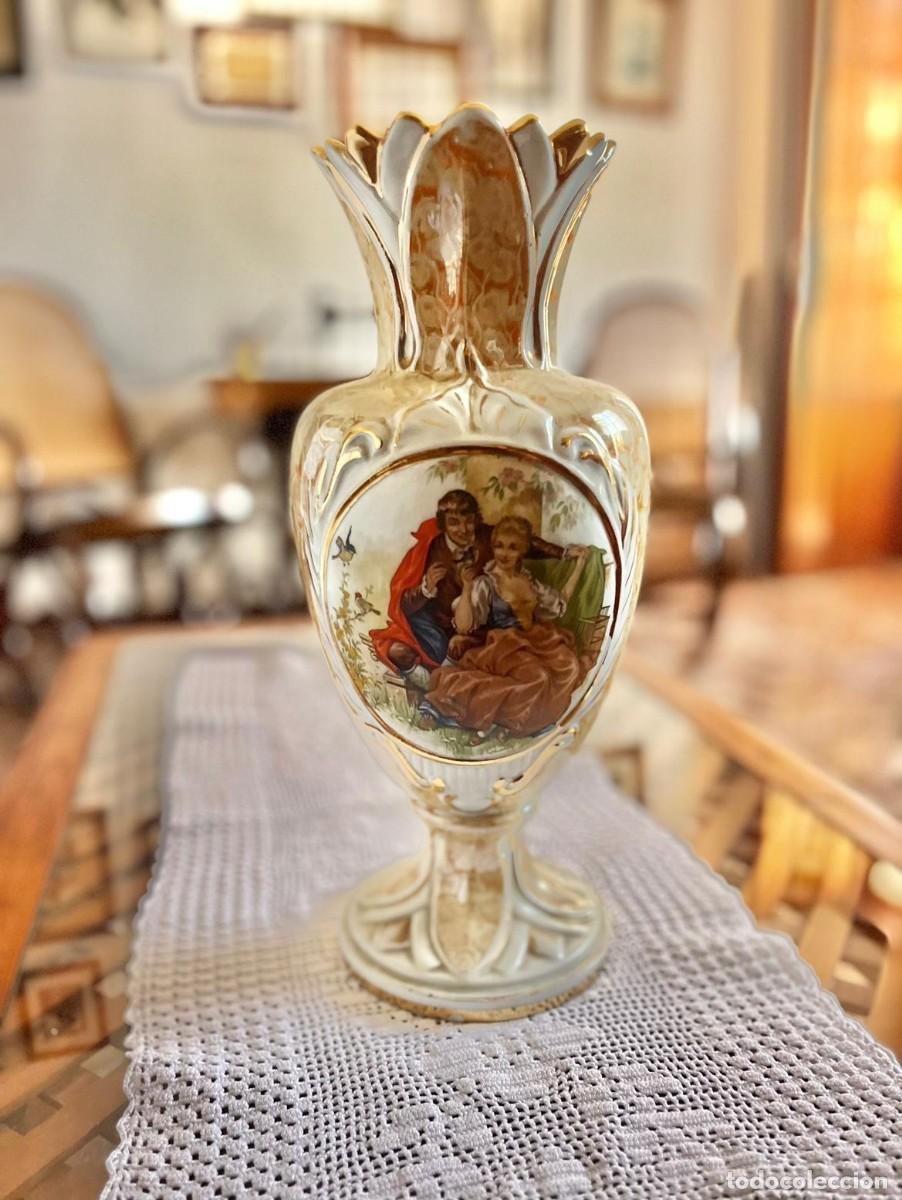 Antig&uuml;edades: Pareja jarrones porcelana vintage iridiscente y oro - Escena galante / rom&aacute;ntica W.H. Uttmann