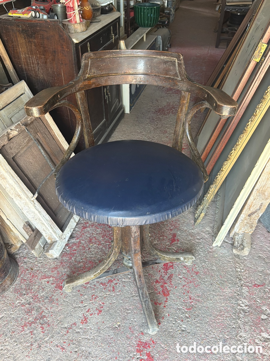 Antig&uuml;edades: Silla giratoria estilo thonet tapizada en azul tipo industrial
