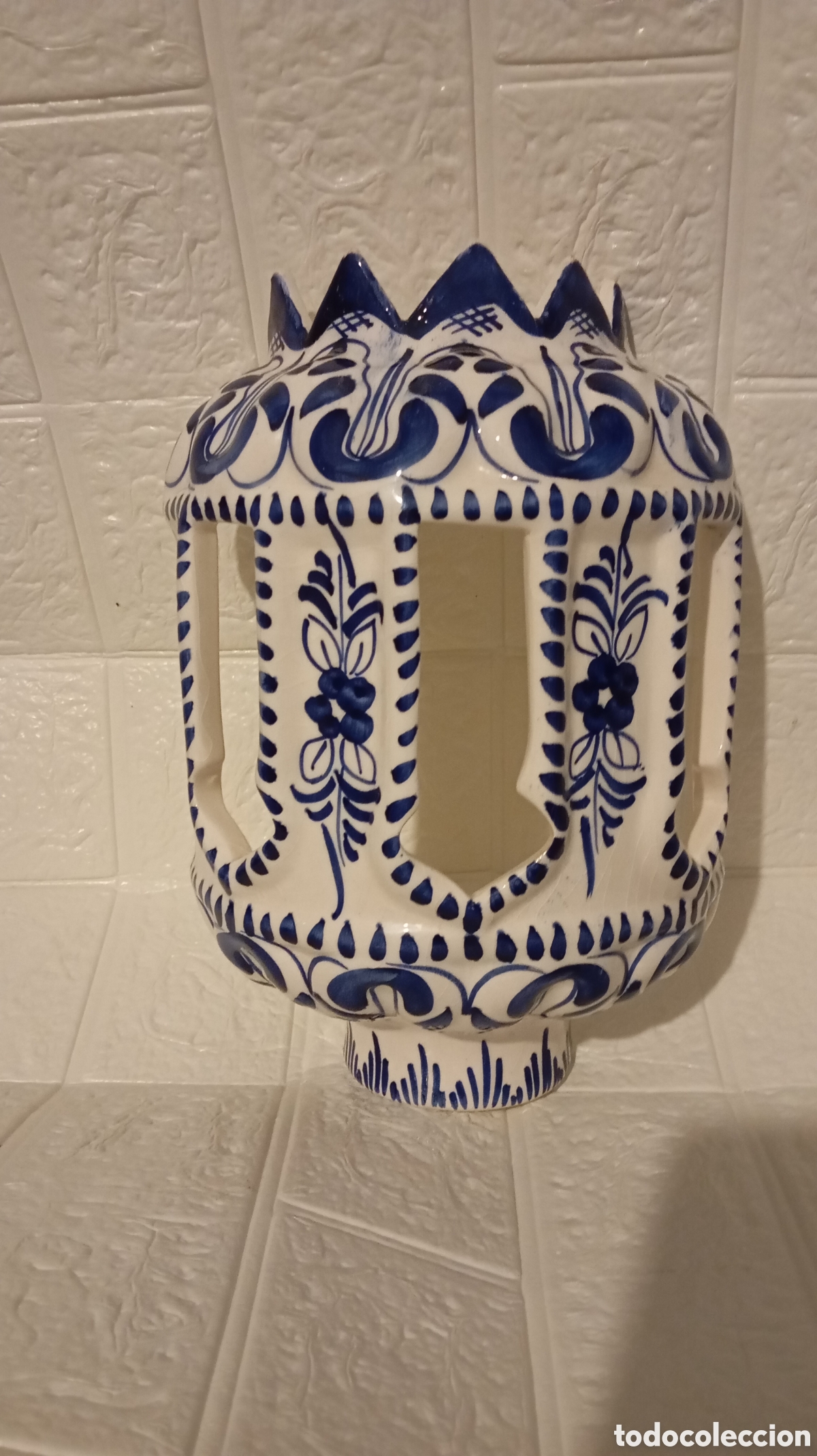 Antig&uuml;edades: Pieza decorativa de cer&aacute;mica estilo granadino pintada a mano