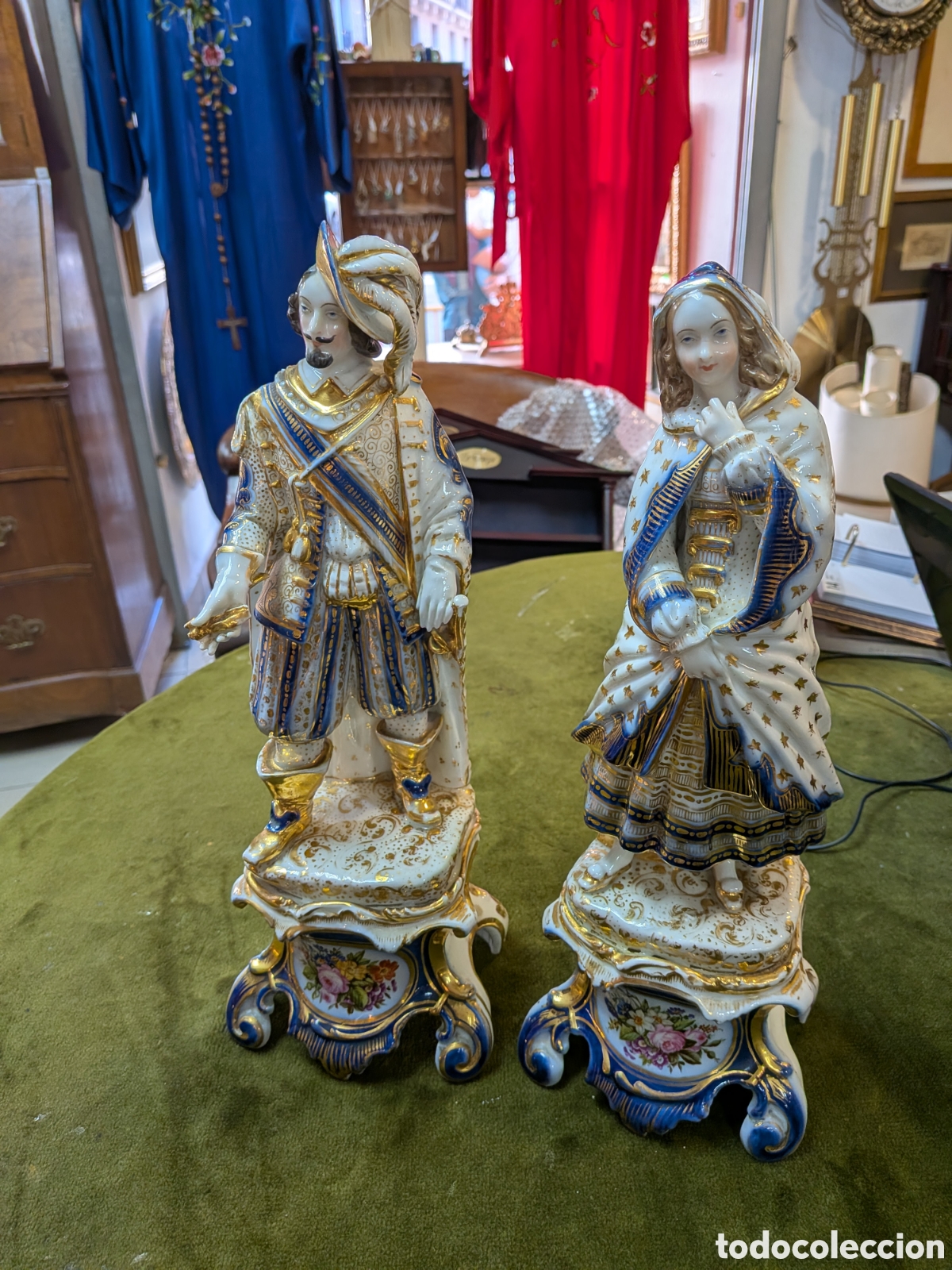 Antig&uuml;edades: Figuras pareja de porcelanas al gusto frances. REF-5470