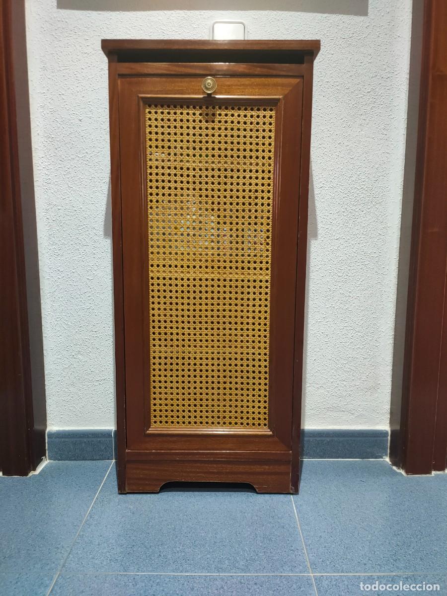 Antig&uuml;edades: Mueble auxiliar de madera con puerta rat&aacute;n