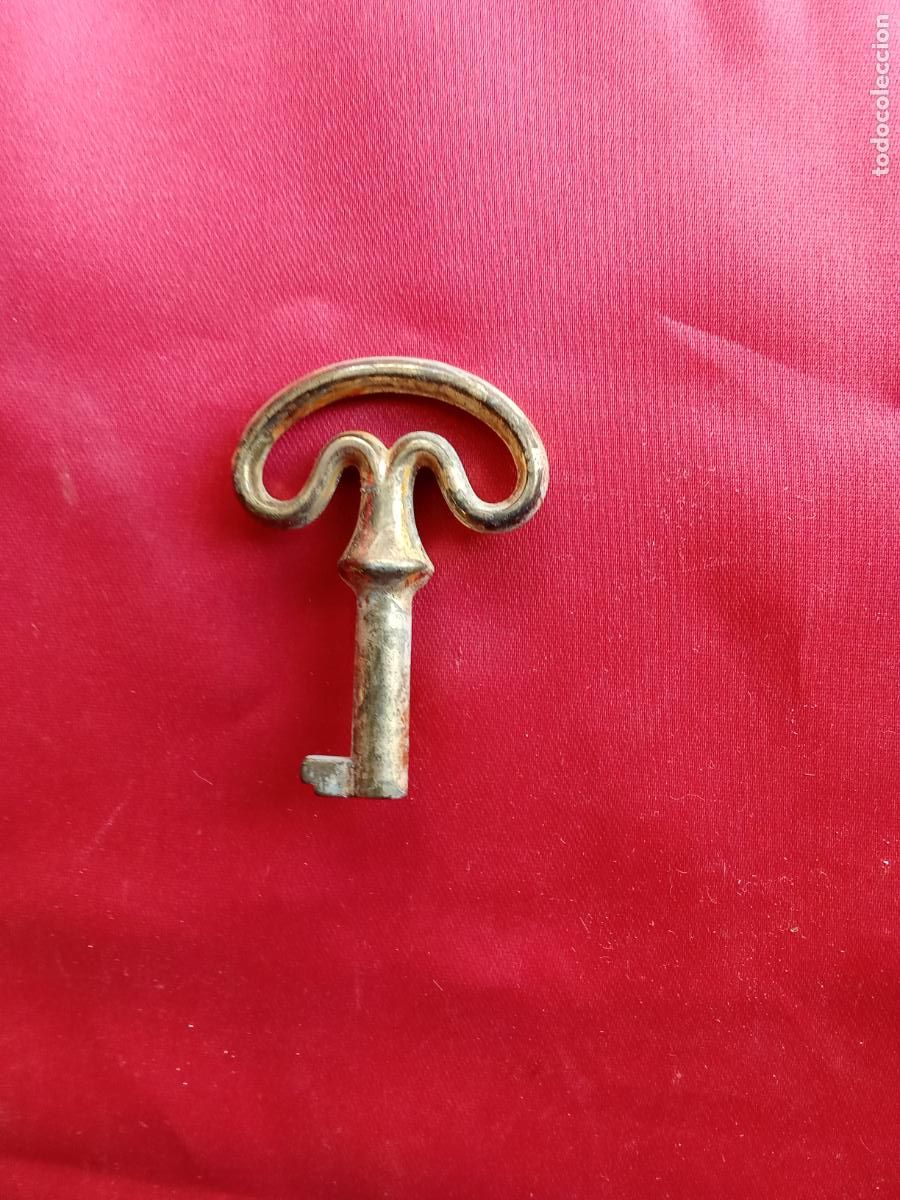 Antig&uuml;edades: Llave hueca de hierro dorado. Caj&oacute;n Tienda