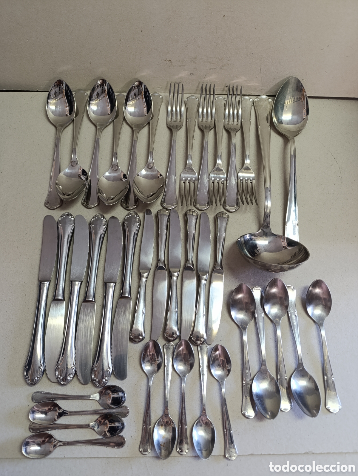 Antig&uuml;edades: CUBERTERIA DE 40 PIEZAS CRUZ DE MALTA EN ACERO INOXIDABLE.
