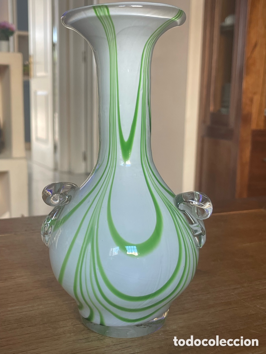 Antig&uuml;edades: Jarr&oacute;n vintage de cristal soplado blanco y verde 21 cm