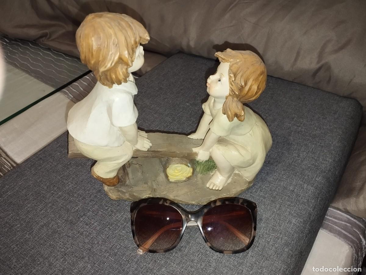Antig&uuml;edades: figuritas de ni&ntilde;os en balanceo