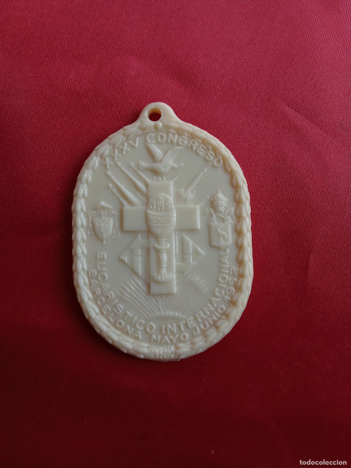 Antig&uuml;edades: Medalla conmemorativa pasta XXXV Congreso Eucar&iacute;stico Internacional Barcelona 1952 Caja Rosarios