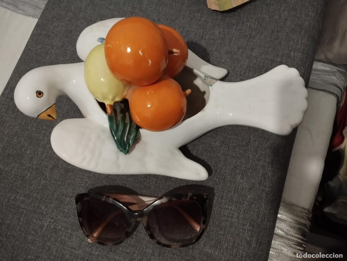Antig&uuml;edades: figurita de adorno paloma con fruta